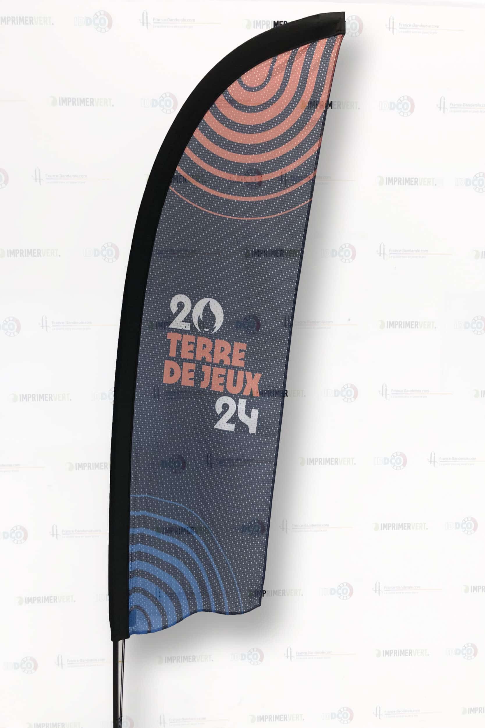détails d'un oriflamme Premium avec voile renforçée, spéciale grand vent.