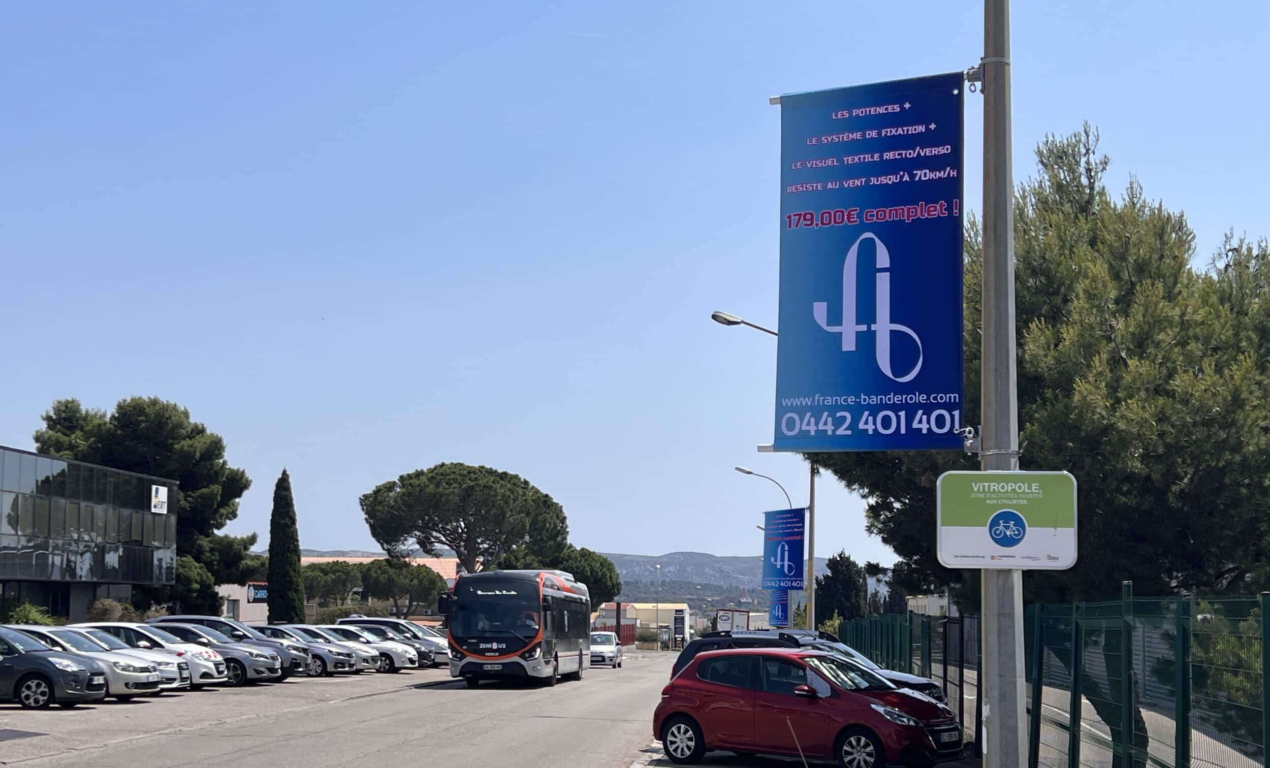 exemple de mise en situation de potences et fixations sur lampadaires avec drapeaux recto/verso